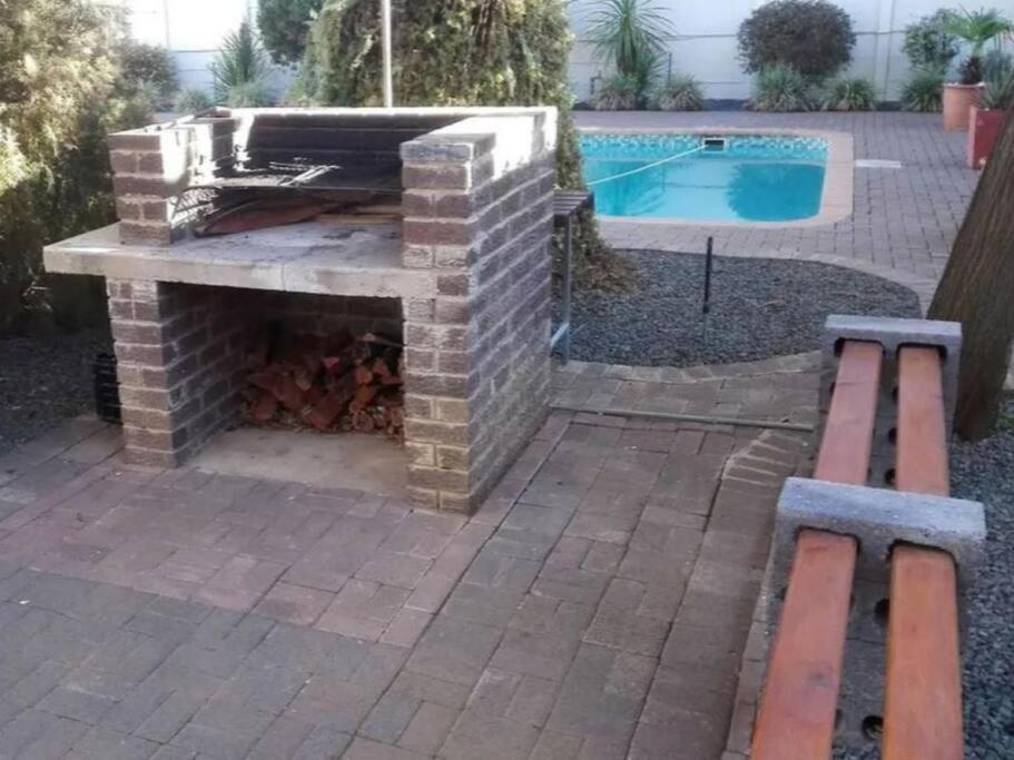 Hotel Chic Breeze Bloemfontein Exterior foto